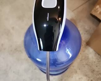 Prime water dispenser