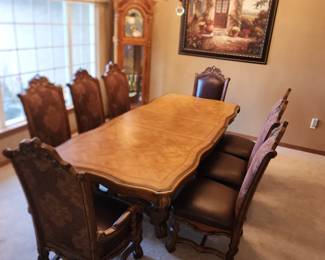 Havertys Dining Room Table with 8 leather and cloth chairs, Beautiful 