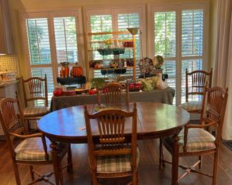 Table with two leaves and set of six chairs