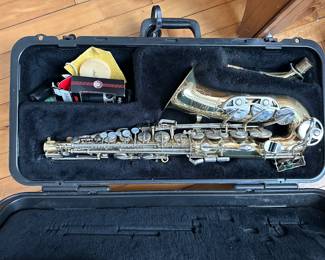 Bundy II Selmer Company saxophone in case