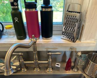 Yeti and Hydro Flask bottles