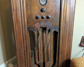 Vintage Philco Console Tube Radio, Model 121, 38" x 23" x 11"