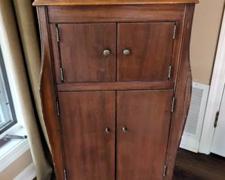 Victor Victrola Talking Machine Co, Model VV-X-308766J, 43" X 18.5" X 21"