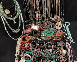 ASSORTED COSTUME JEWELRY, BRACELETS, NECKLACES, EARRINGS