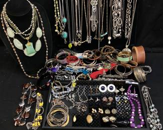 ASSORTED COSTUME JEWELRY, NECKLACES, BRACELETS, EARRINGS