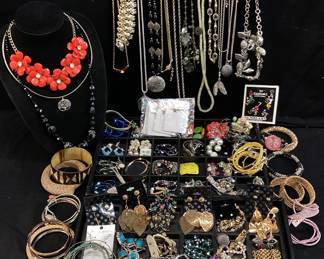 ASSORTED COSTUME JEWELRY, BRACELETS, NECKLACES, EARRINGS