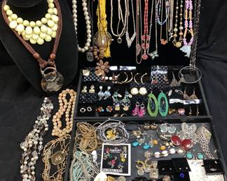 ASSORTED COSTUME JEWELRY, NECKLACES, BRACELETS, EARRINGS