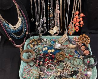 ASSORTED COSTUME JEWELRY, NECKLACES, BRACELETS, EARRINGS