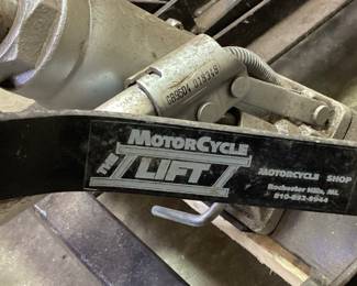 HYDRAULIC MOTORCYCLE LIFT, CAPACITY 1000lbs