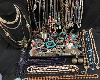 ASSORTED COSTUME JEWELRY, BRACELETS, NECKLACES, EARRINGS
