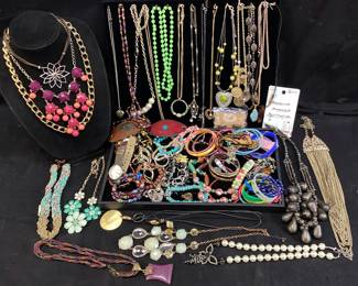 ASSORTED COSTUME JEWELRY, NECKLACES, BRACELETS, HAIR CLIPS