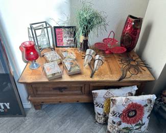 Coffee Table, Decor, Pillows