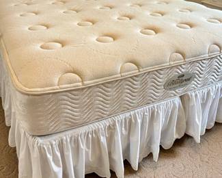 KING Beautyrest Mattress Set 3 pc w/foundation…Sold complete only
Pillow Top in nice condition 