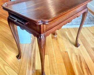 Lamp Table / Slide out on both ends