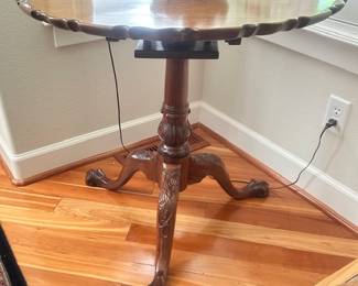 Pie Crust Table
