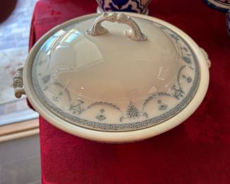 JOHNSON BROS. COVERED CASSEROLE.