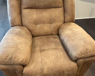 LEATHER RECLINER.