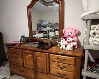 Bassett dresser with mirror