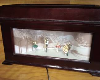MUSICAL MUSIC BOX WITH FIGURINES MOVING
