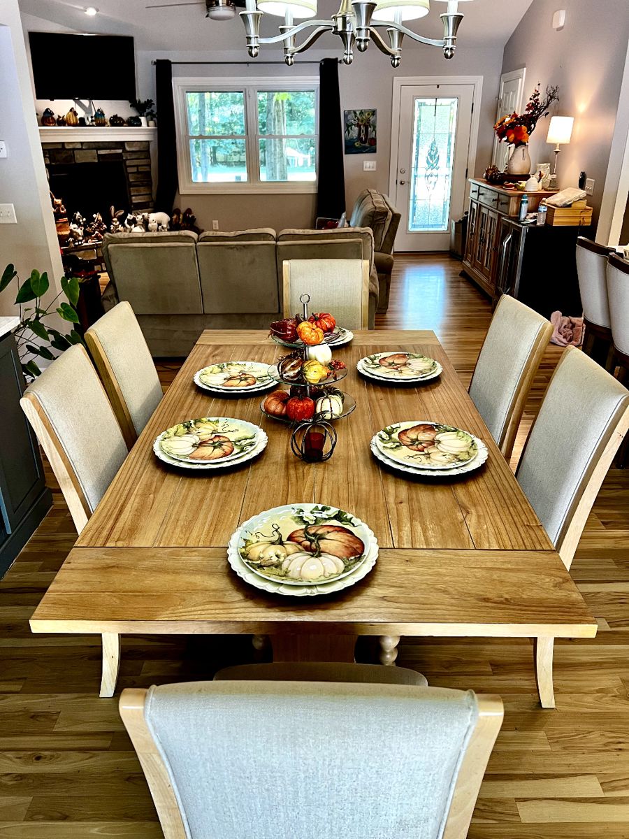 $850 FOR IMMEDIATE PURCHASE! 
LIBERTY FURNITURE HARBOR VIEW TRESTLE DINING TABLE WITH 6 CHAIRS & 2 LEAFS.

Table measures 76 inches wide by 42 inches deep by 30 inches tall

** PLEASE MESSAGE or CALL FOR ADDITIONAL PHOTOS, CONDITION & PAYMENT OPTIONS 817-851-4177