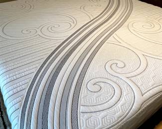 $2300 
TOP QUALITY LIBERTY FURNITURE - HARBOR VIEW - 5 PC KING SIZE BEDROOM SET 
INCLUDING KING SLEIGH BED, MATTRESS BY SERTA ICOMFORT SAVANT III, DRESSER WITH MIRROR, CHEST OF DRAWERS AND 2 NIGHTSTANDS.  BEAUTIFUL SET!!

NORMAL AVERAGE WEAR. SLIGHT SMALL STAIN ON MATTRESS 
** PLEASE MESSAGE or CALL FOR ADDITIONAL PHOTOS, CONDITION & PAYMENT OPTIONS 817-851-4177
