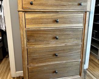 $2300 
TOP QUALITY LIBERTY FURNITURE - HARBOR VIEW - 5 PC KING SIZE BEDROOM SET 
INCLUDING KING SLEIGH BED, MATTRESS BY SERTA ICOMFORT SAVANT III, DRESSER WITH MIRROR, CHEST OF DRAWERS AND 2 NIGHTSTANDS.  BEAUTIFUL SET!!

NORMAL AVERAGE WEAR. SLIGHT SMALL STAIN ON MATTRESS 
** PLEASE MESSAGE or CALL FOR ADDITIONAL PHOTOS, CONDITION & PAYMENT OPTIONS 817-851-4177
