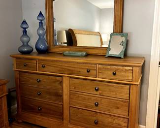 $2300 
TOP QUALITY LIBERTY FURNITURE - HARBOR VIEW - 5 PC KING SIZE BEDROOM SET 
INCLUDING KING SLEIGH BED, MATTRESS BY SERTA ICOMFORT SAVANT III, DRESSER WITH MIRROR, CHEST OF DRAWERS AND 2 NIGHTSTANDS.  BEAUTIFUL SET!!

NORMAL AVERAGE WEAR. SLIGHT SMALL STAIN ON MATTRESS 
** PLEASE MESSAGE or CALL FOR ADDITIONAL PHOTOS, CONDITION & PAYMENT OPTIONS 817-851-4177
