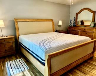 $2300  FOR IMMEDIATE PURCHASE 
TOP QUALITY LIBERTY FURNITURE - HARBOR VIEW - 5 PC KING SIZE BEDROOM SET 
INCLUDING KING SLEIGH BED, MATTRESS BY SERTA ICOMFORT SAVANT III, DRESSER WITH MIRROR, CHEST OF DRAWERS AND 2 NIGHTSTANDS.  BEAUTIFUL SET!!
NORMAL AVERAGE WEAR. SLIGHT SMALL STAIN ON MATTRESS 
** PLEASE MESSAGE or CALL FOR ADDITIONAL PHOTOS, CONDITION & PAYMENT OPTIONS 817-851-4177
