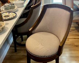 $600 SET OF 4 FOR IMMEDIATE PURCHASE 
LIBERTY FURNITURE SET CHARLESTON BARSTOOLS 26" 
Normal usage wear
** PLEASE MESSAGE or CALL FOR ADDITIONAL PHOTOS, CONDITION & PAYMENT OPTIONS 817-851-4177