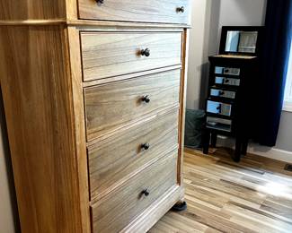 $2300 
TOP QUALITY LIBERTY FURNITURE - HARBOR VIEW - 5 PC KING SIZE BEDROOM SET 
INCLUDING KING SLEIGH BED, MATTRESS BY SERTA ICOMFORT SAVANT III, DRESSER WITH MIRROR, CHEST OF DRAWERS AND 2 NIGHTSTANDS.  BEAUTIFUL SET!!

NORMAL AVERAGE WEAR. SLIGHT SMALL STAIN ON MATTRESS 
** PLEASE MESSAGE or CALL FOR ADDITIONAL PHOTOS, CONDITION & PAYMENT OPTIONS 817-851-4177
