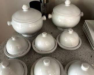 ROUND COVERED DISHES & SOUP TUREENS