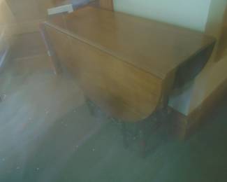 Gate leg table