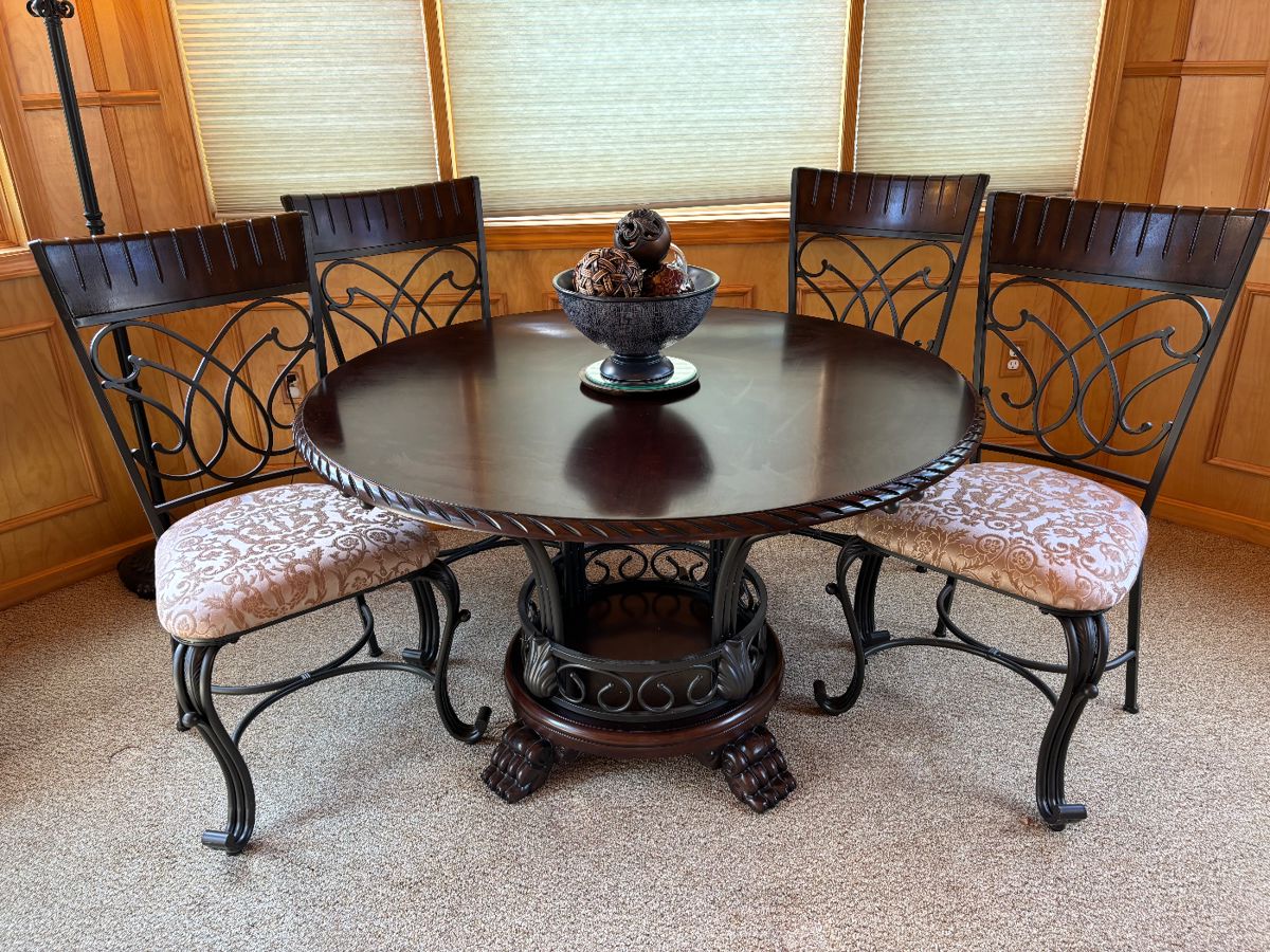 Absolutely elegant dining or sun room table and chairs