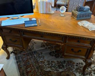 Elegant desk
