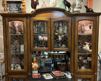 Lighted display cabinet with bar