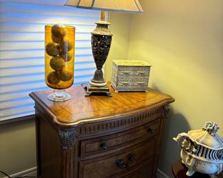 2 of 2 matching night stands, vases, and lamps