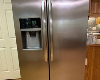 Like new side by side Frigidaire.
