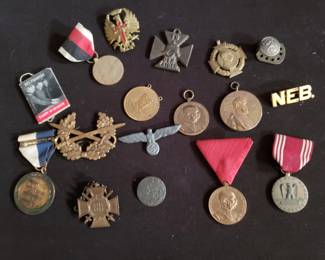 Lot # : 407 - Group of German medals and pins from WWII