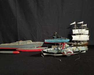 Lot # : 317 - Box of model ships