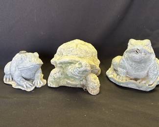 Lot # : 554 - 3 Concrete garden decorations