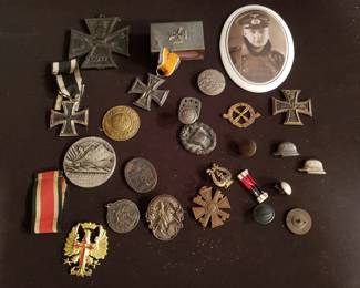 Lot # : 406 - Group of German pins and medals from WWII