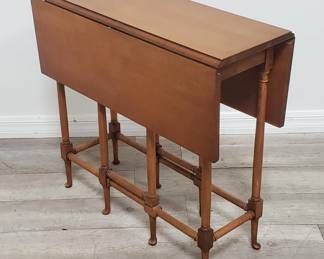 Lot # : 815 - Gate leg drop leaf table