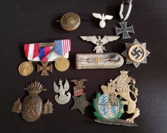 Lot # : 405 - Group of USA and German medals and pins from WWII