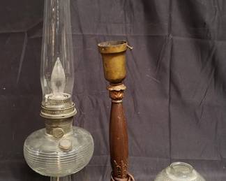 Lot # : 721 - Oil lamp, vintage brass table lamp & glass lamp