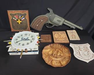 Lot # : 344 - Box of miscellaneous plaques and wall clock