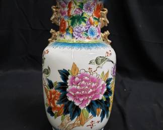 Lot # : 723 - Hand painted Asian vase, marked on bottom