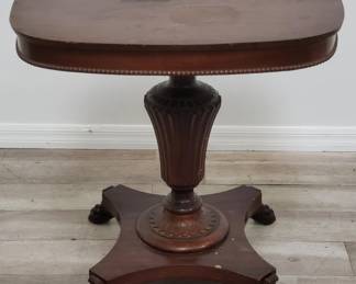 Lot # : 46 - Vintage claw foot center table