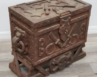 Lot # : 43 - "Pirate's treasure chest" on stand