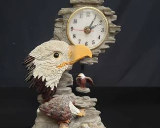 Lot # : 115 - Vintage Youngtown quartz eagles nest clock