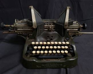Lot # : 100 - Antique "The Oliver Typewriter Co." typewriter